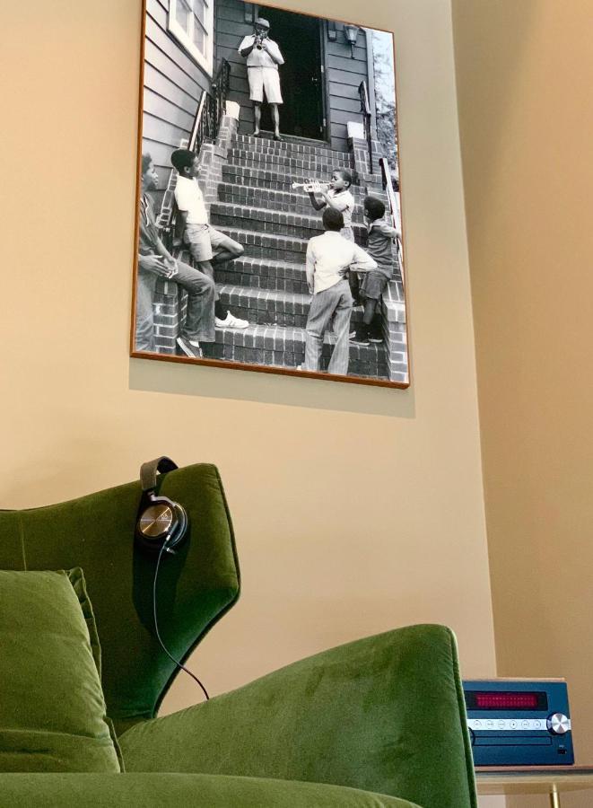 Portobay Flores Buitenkant foto The 1967 photo of the Beatles on the cover of Sgt. Pepper's Lonely Hearts Club Band