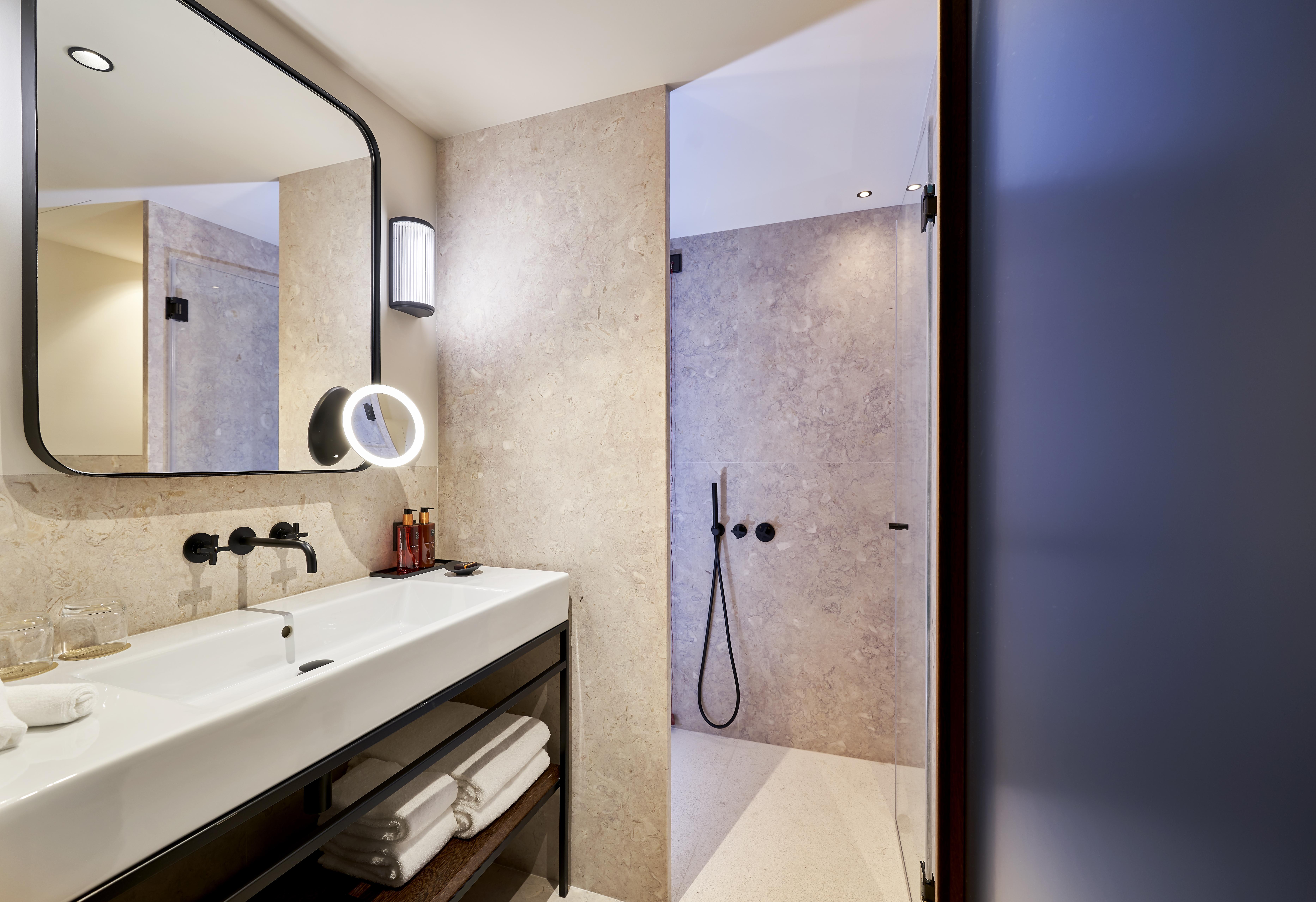 Portobay Flores Buitenkant foto Bathroom