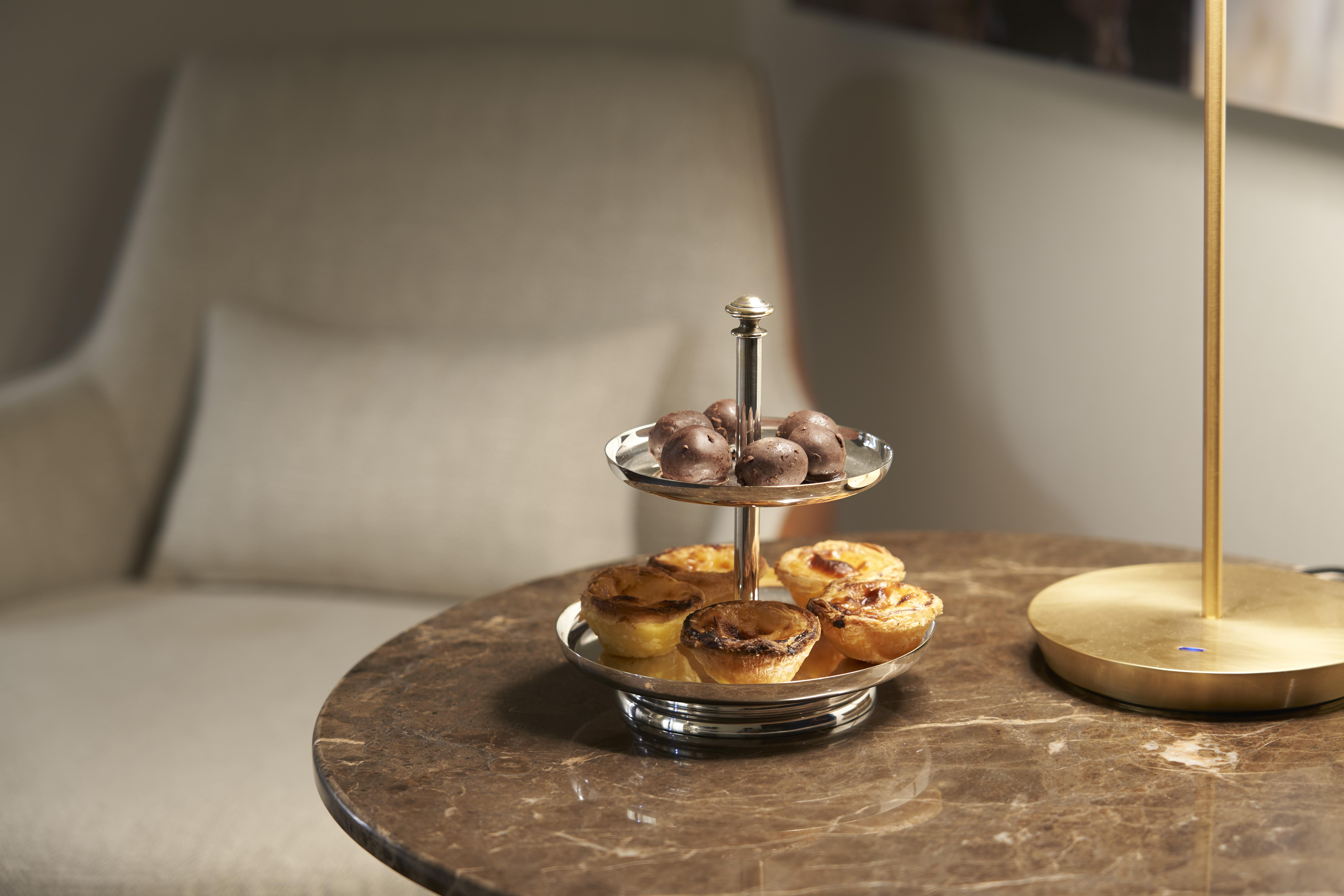 Portobay Flores Buitenkant foto A two-tiered serving dish