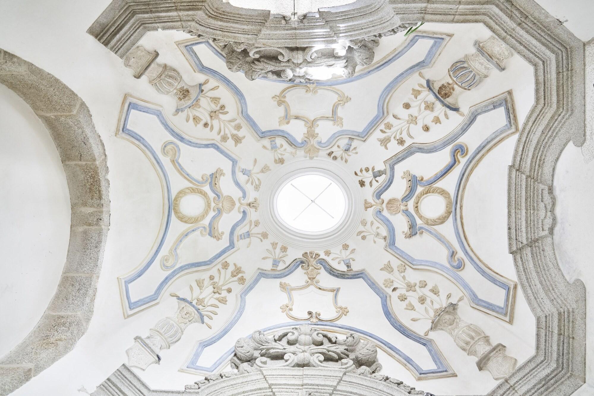 Portobay Flores Buitenkant foto The ceiling of the nave