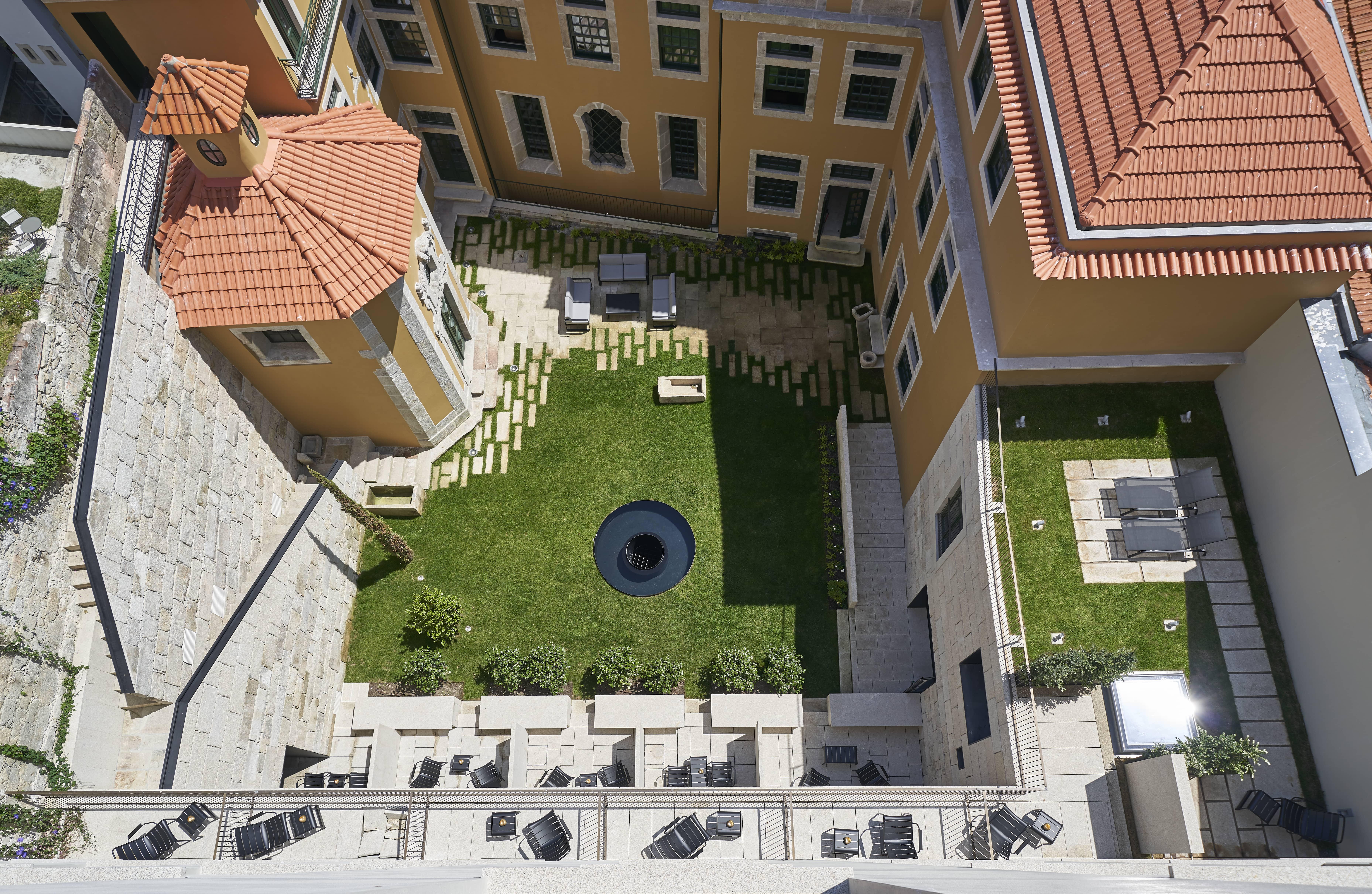 Portobay Flores Buitenkant foto The courtyard of the hotel