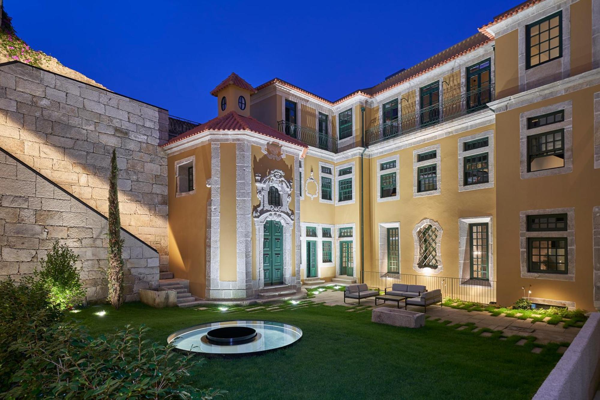Portobay Flores Buitenkant foto The courtyard of the palace